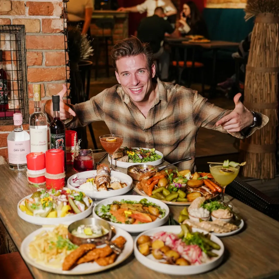 Gość przy pełnym stole w restauracji Chmielna 20