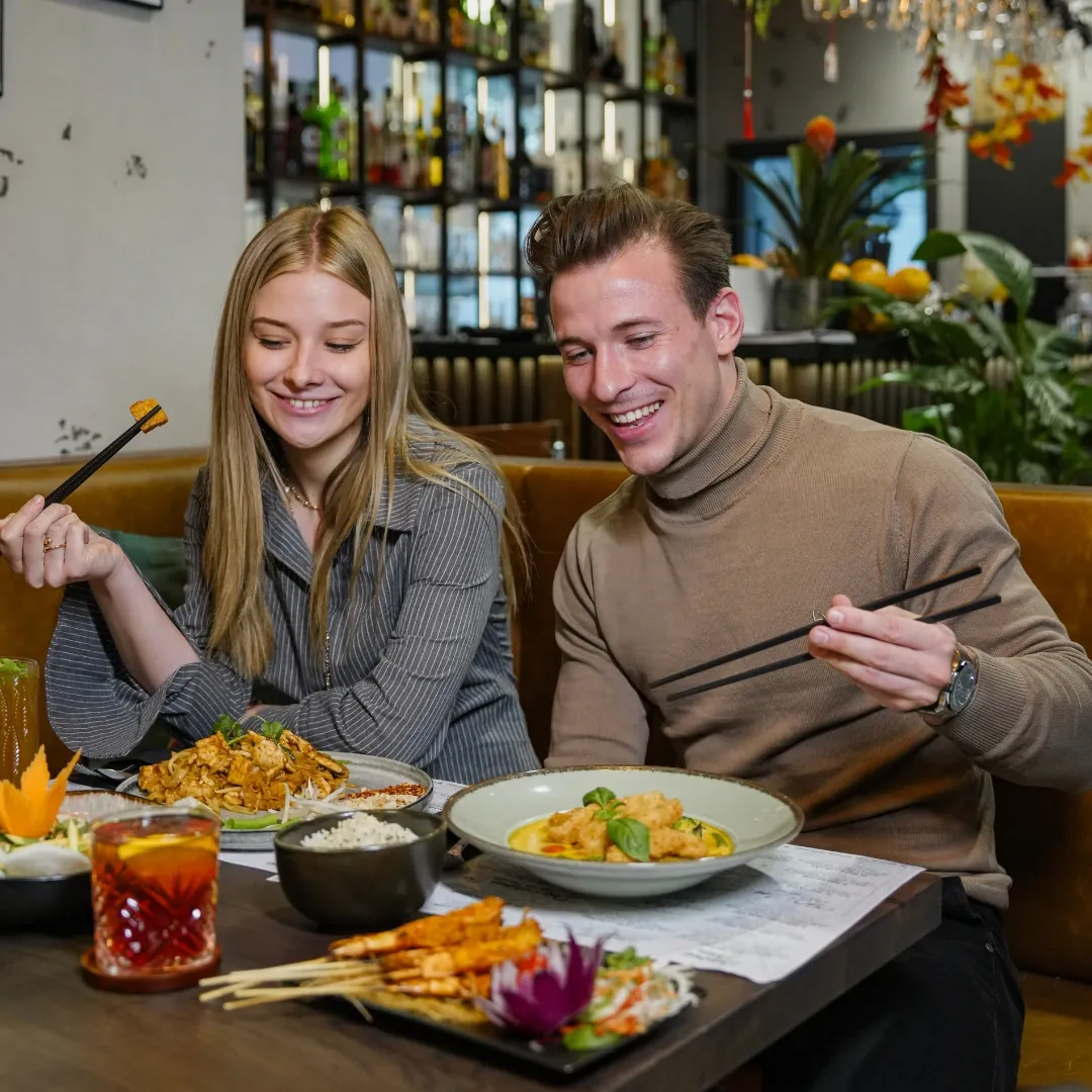 Para przy stole w restauracji Viwok 58