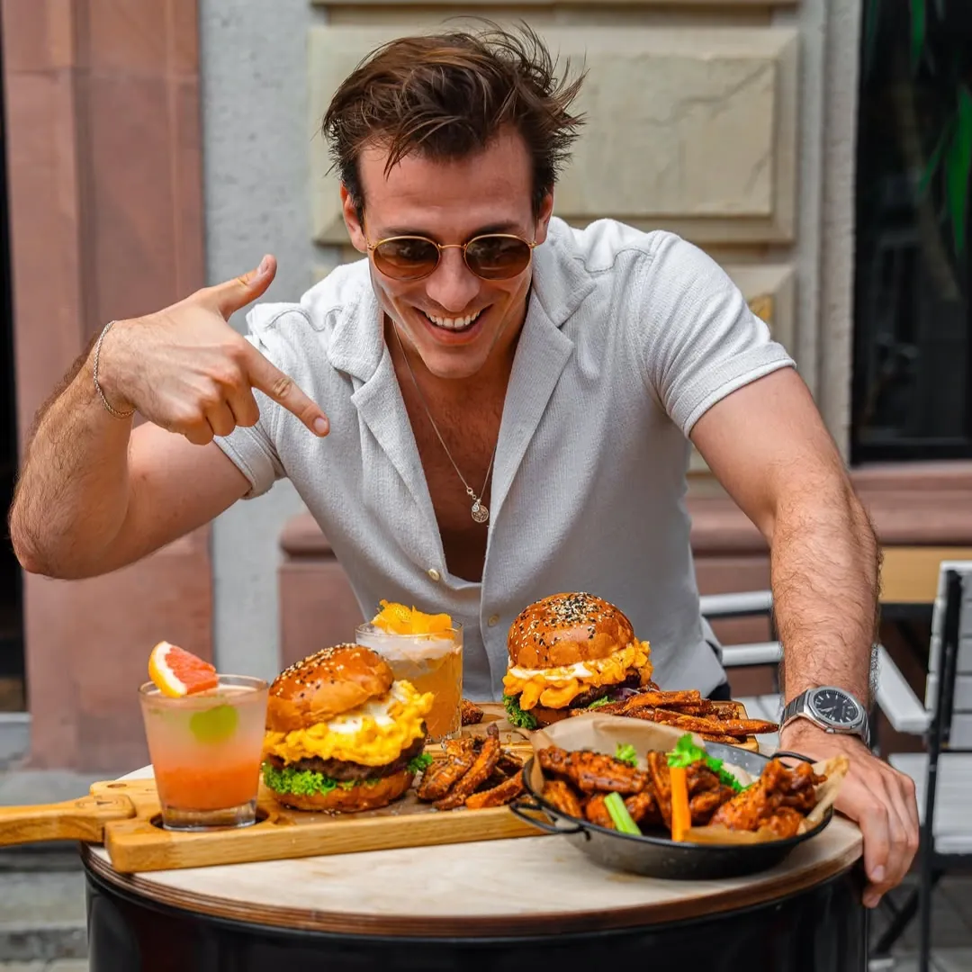 Gość z burgerami z restauracji Wół na Stół